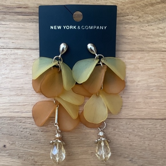 NWT Yellow Petal Shaped Glass and Bead Dangle Earrings - Picture 2 of 5